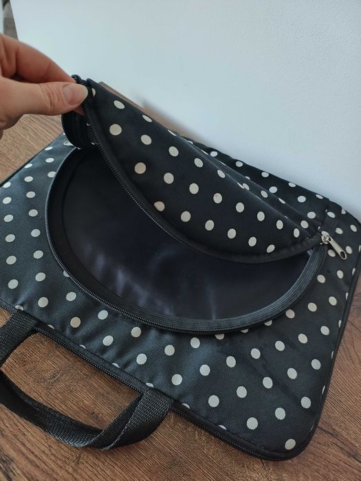 Estetyczna i praktyczna torba na laptopa w grochy w stylu retro