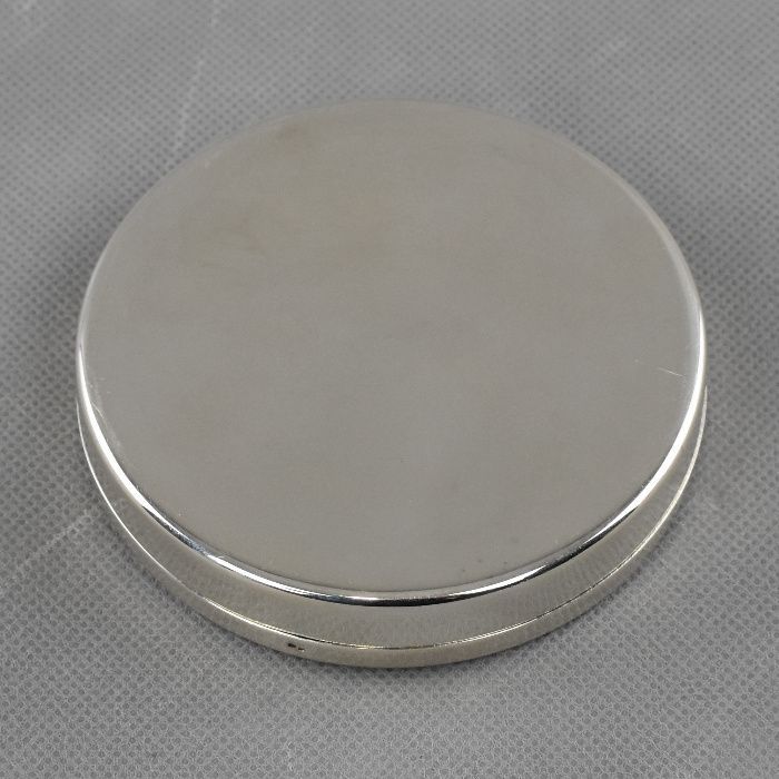 Caixa redonda em prata Portuguesa decorada com pena na tampa