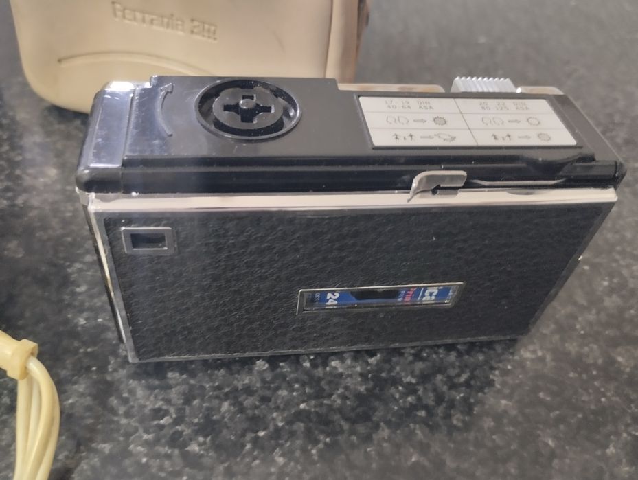 Razor and Camera64752025932673121