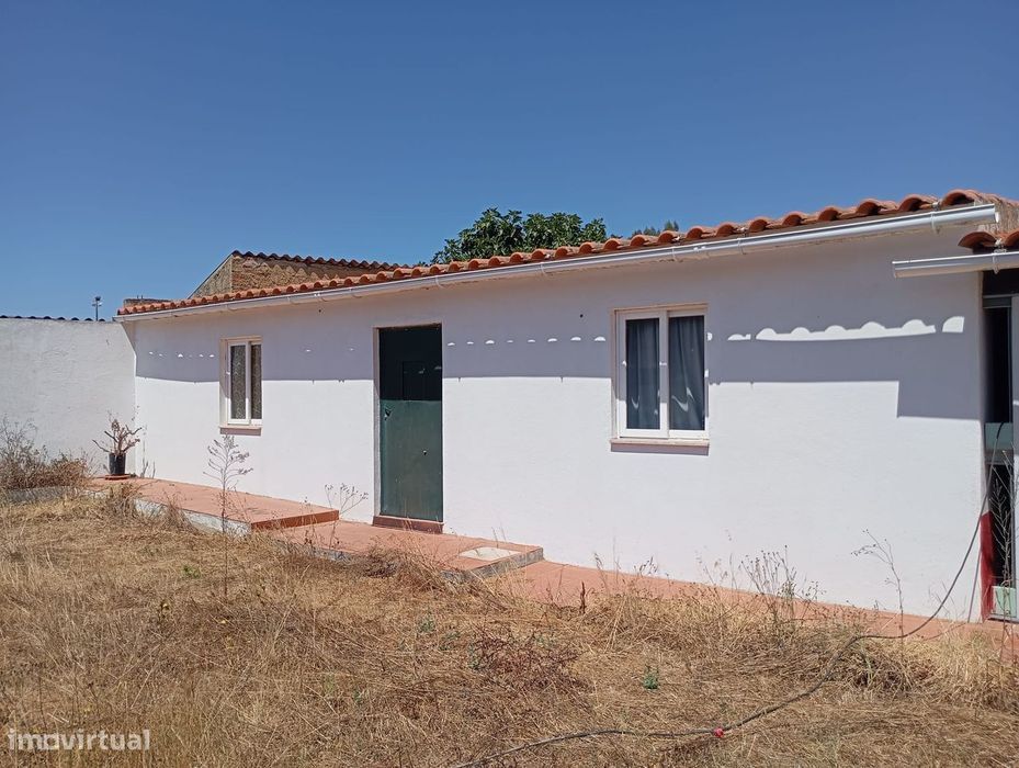 Moradia isolada T3 com jardim em lote de 1600M2