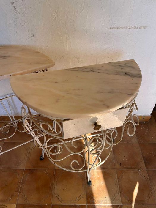 Mesa cabeceira em ferro