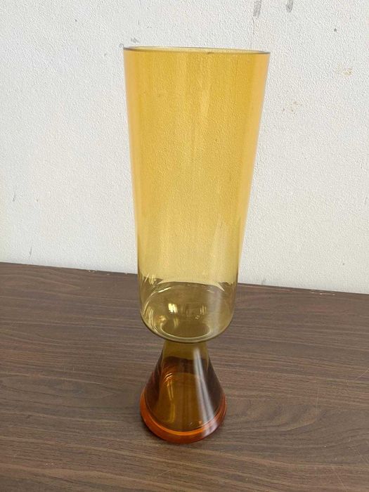 Szklany wazon vintage – szkło barwione bursztynowe PRL
