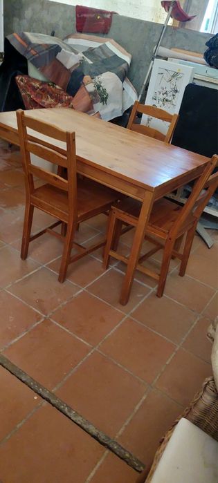 Conjunto de mesa e cadeiras