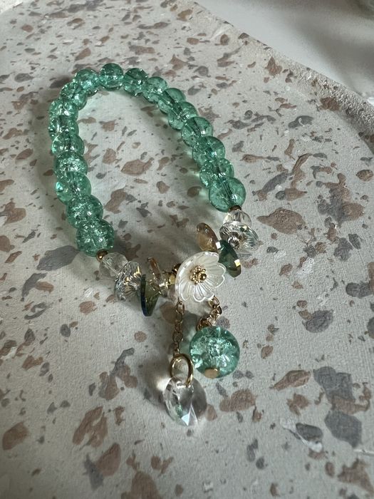 Bransoletka z bialym kwiatem i zawieszką
