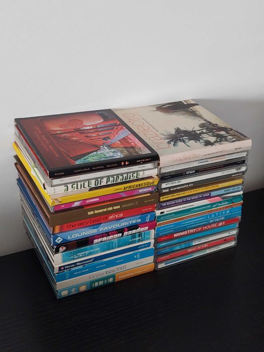 CDs música ... 39 singles, 31 compilações, 11 banda sonora filmes