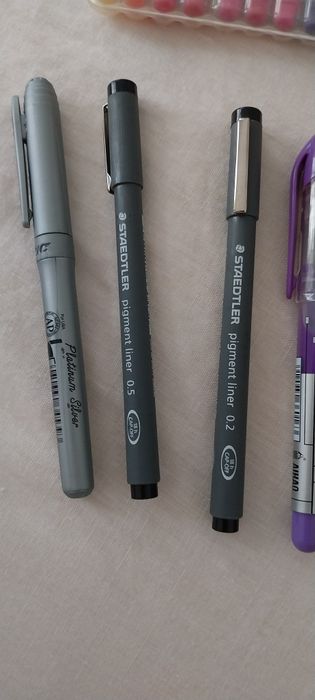 Material escolar canetas como novas