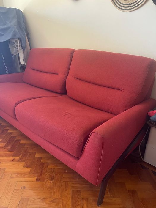 Sofá 2 Lugares Luís Silva (Estilo Vintage/Mid-Century) – Vermelho