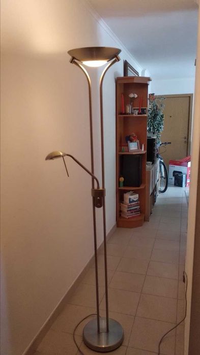 Candeeiro de chão em aço com candeeiro de leitura incluindo LED