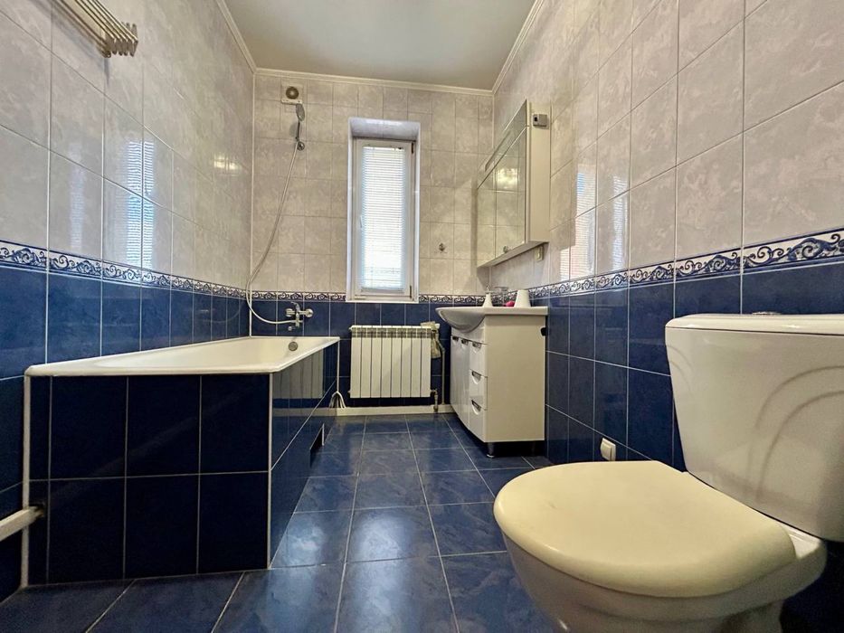 Продам будинок з гаражем і укриттям в центрі Бучі