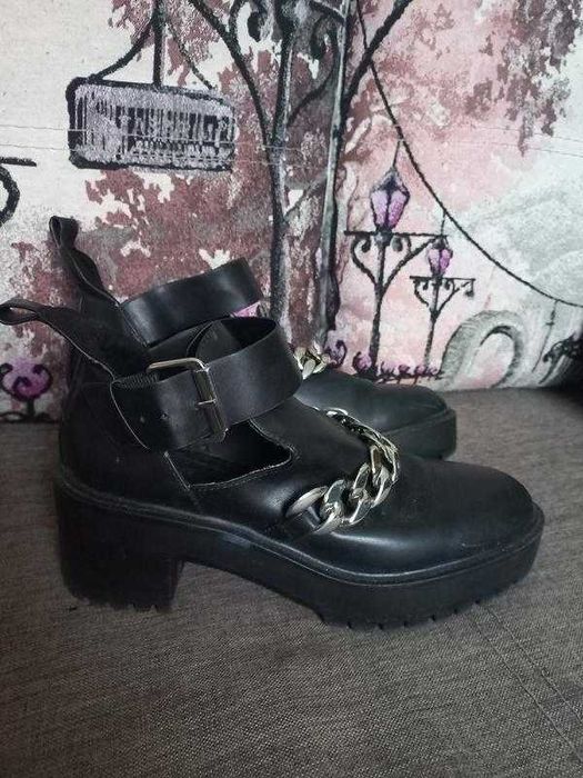 Чорні шкіряні черевики pull&bear з ланцюгом.