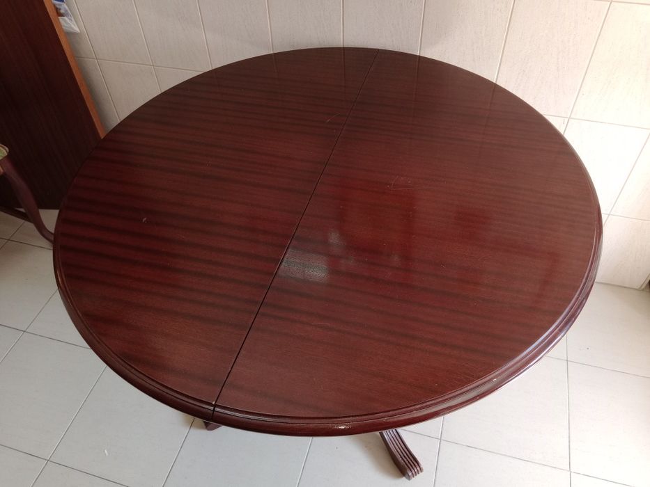 Mesa antiga de jantar