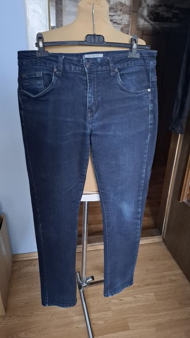 Spodnie damskie jeansy.