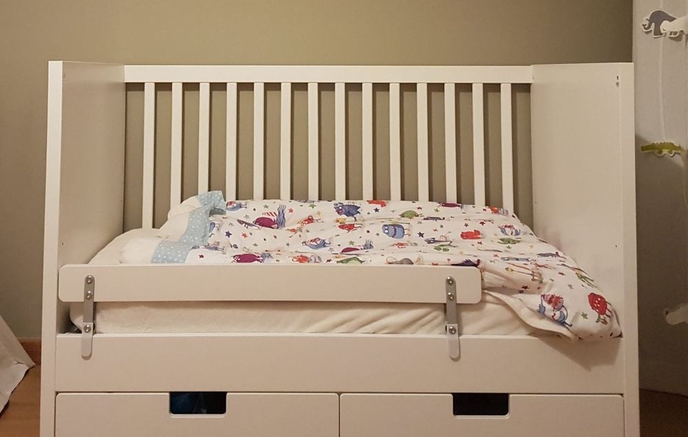 Berço e colchão ikea
