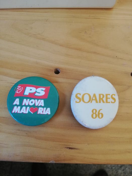 Relogio de pulso/crachás antigos.