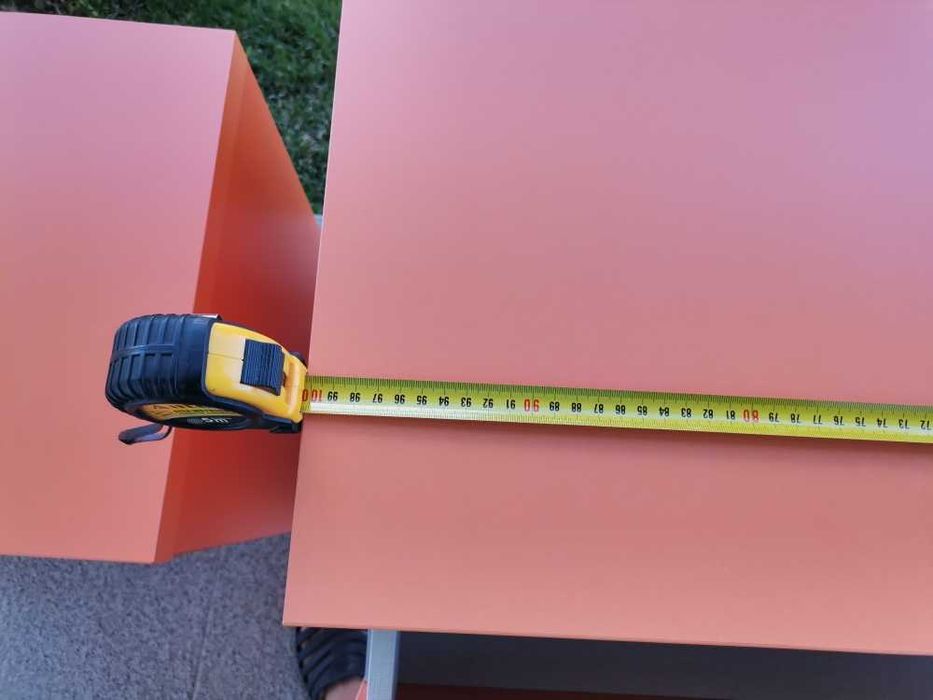 Cómoda e mesinha de cabeceira como novas, cor de laranja da JOM