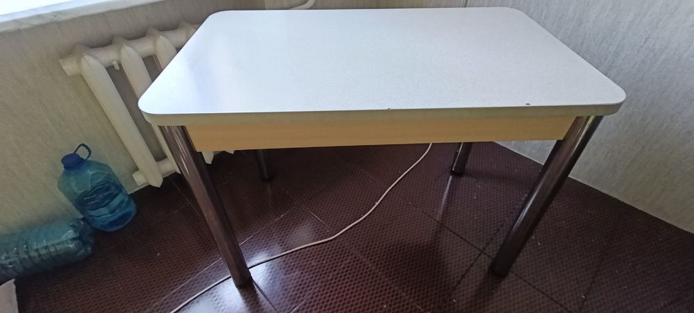 Кухонный стол с хорошей столешницей, стул в подарок.компь