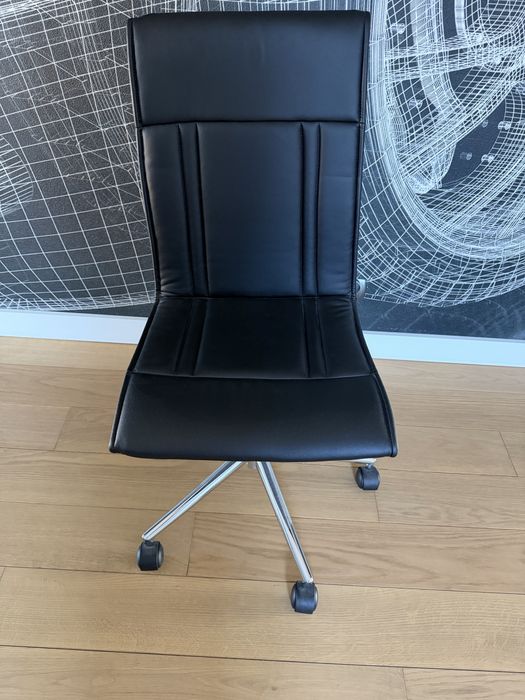 Fotele obrotowe (biały i czarny) z regulacją wysokości i nachylenia