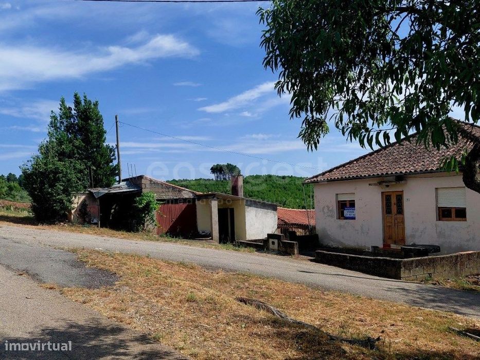 Casa rústica situada em aldeia tranquila e vistas deslumbrantes
