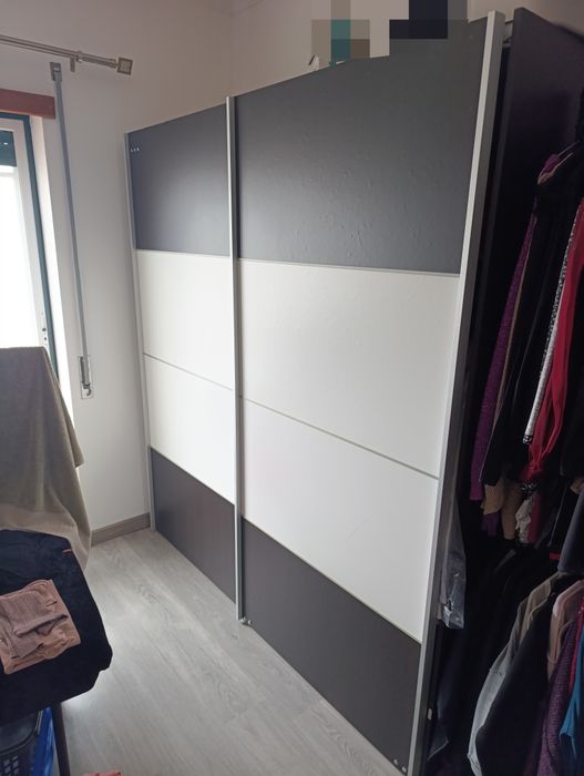 Roupeiro portas deslizantes em ótimo estado