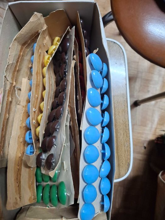 Lote 1 : ~11kg de Botões de costura Vintage, novos