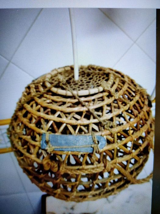 Candeeiros de tecto em verga envernizada muito bonito