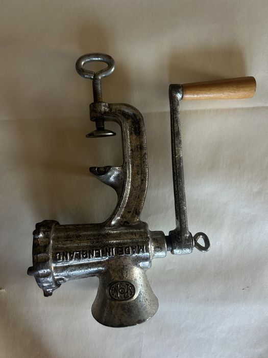 Picador de carne manual vintage em ferro fundido, marca 'Spong No. 10', com manivela de madeira e gancho de mesa