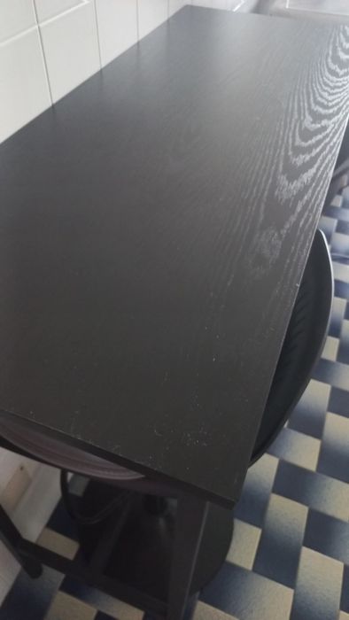 Mesa de bar com 2 bancos altos