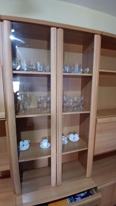 Móvel de sala com cristaleira