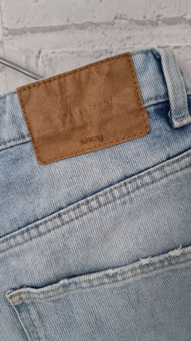 Spodnie jeansowe mom fit z przetarciami