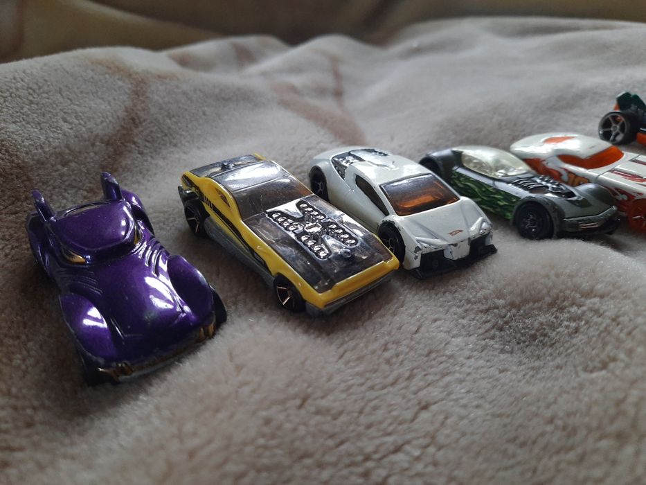 zestaw - hot wheels, figurki dinozaurów, lego hero factory