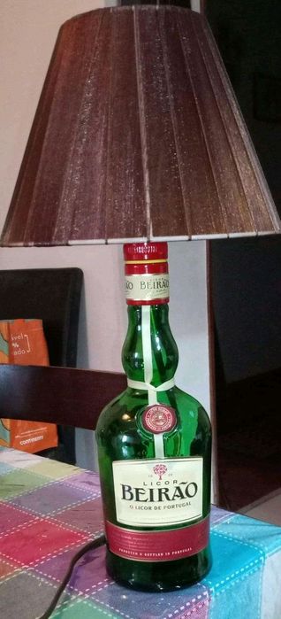 Candeeiros garrafa Jack Daniels e licor beirão.