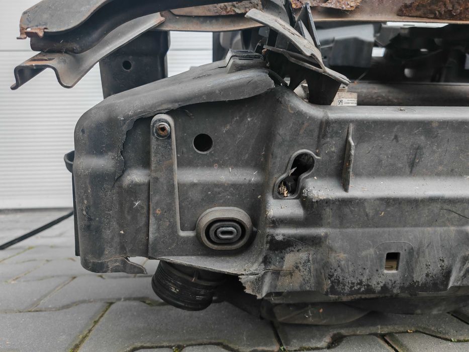 PASSAT B7 11-14 1.6 DIESEL Pas Przedni Wzmocnienie Kompletne