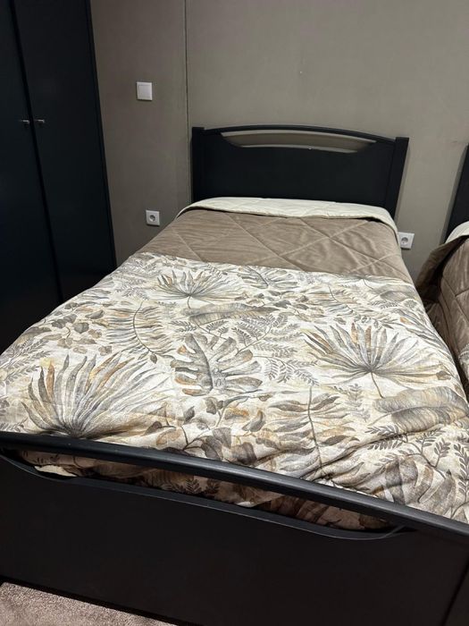 Duas Camas pretas solteiro com colchão e estrado