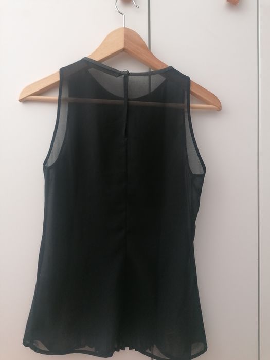 Top preto com plissado