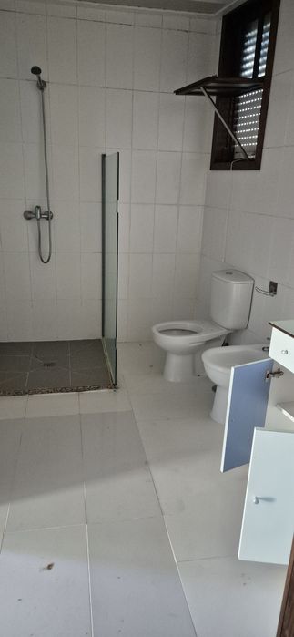 Alugo casa t2 na longra.