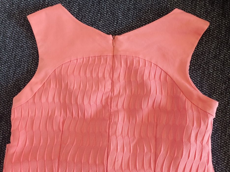 Brzoskwiniowa ołówkowa sukienka w tłoczony wzór