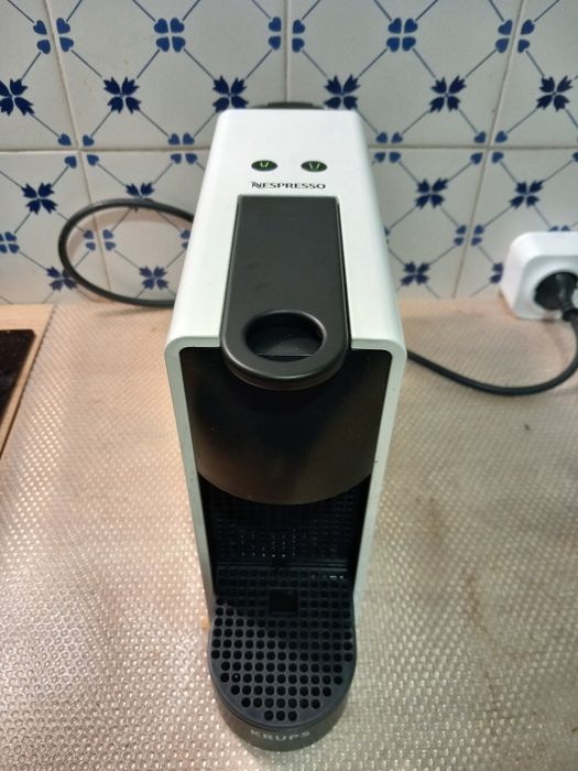 Máquina de café nespresso compacta