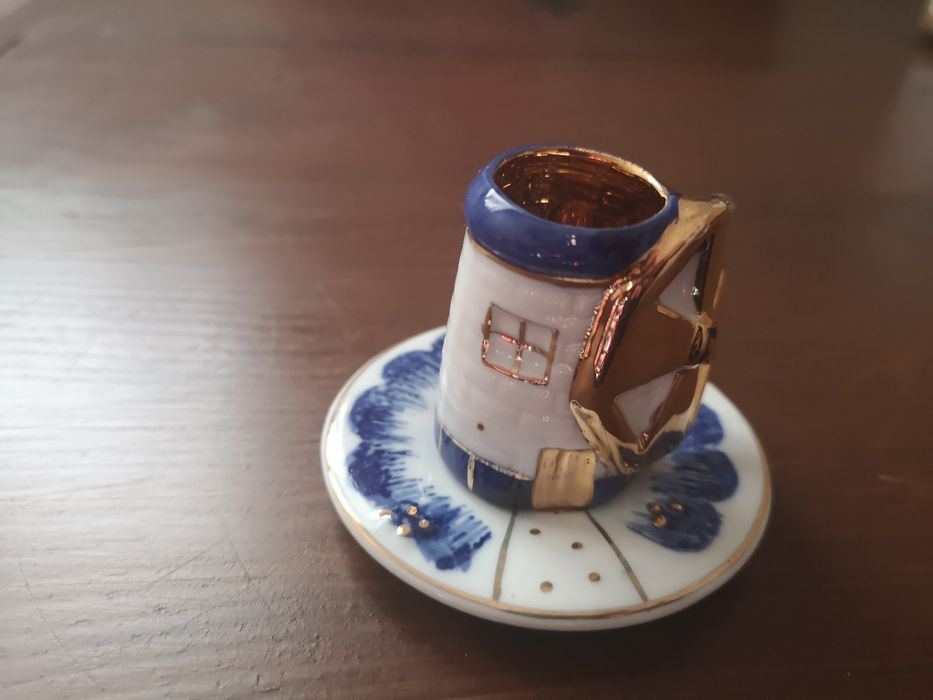 Três chávenas miniatura