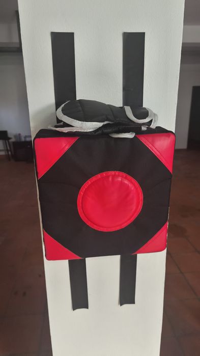Alvo de parede para boxe com luvas