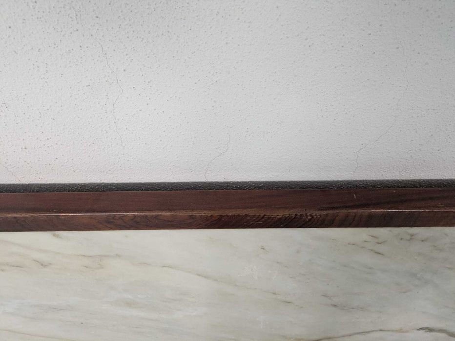 Mesa de mármore com estrutura em madeira + 4 cadeiras