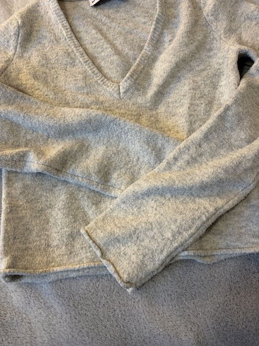 Sweter szary z dekoltem w serek
