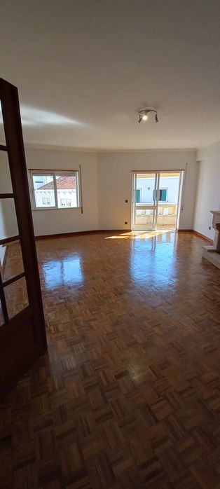 Arrendar T3 em Porto de Mós centro da vila (apartamento)