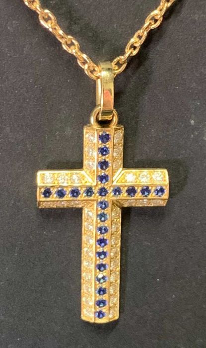 Fio em ouro com cruz de safiras e diamantes