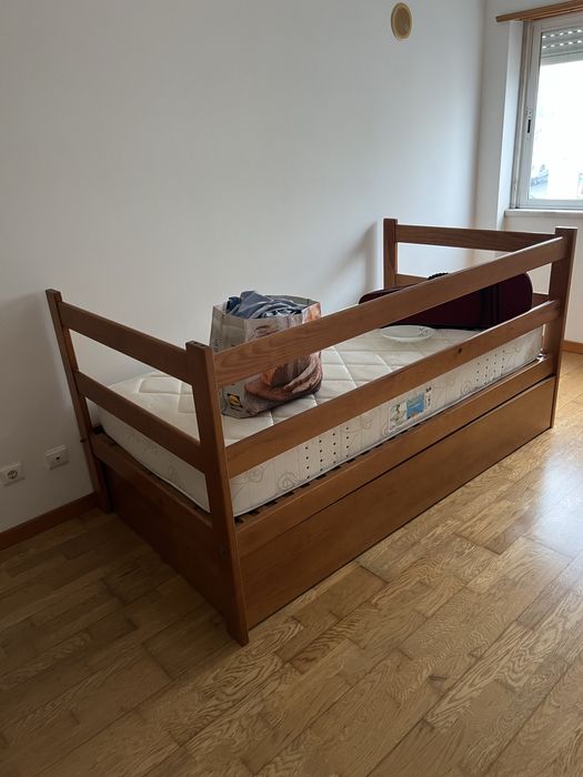 Cama individual em mareira maciça