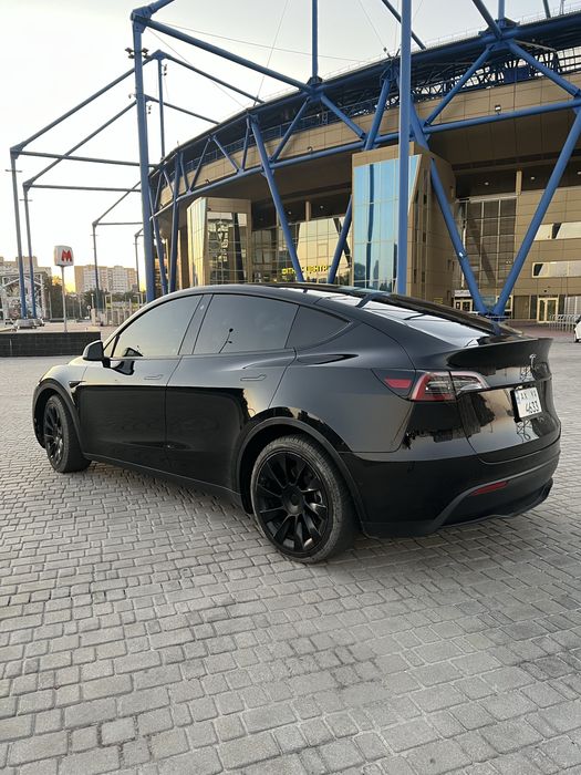 Продам Tesla Y  7 мест