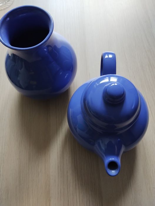 Niebieski dzbanek i wazon