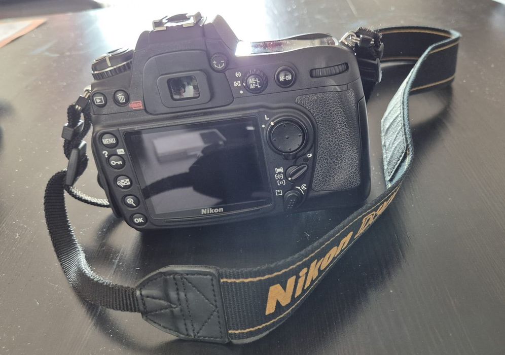 Nikon D300 + Nikkor 18-70 mm + Speedlight SB-600 + mala