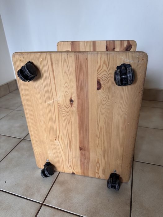 Mały stolik sosnowy na kółkach - 45 cm, piętrowy.