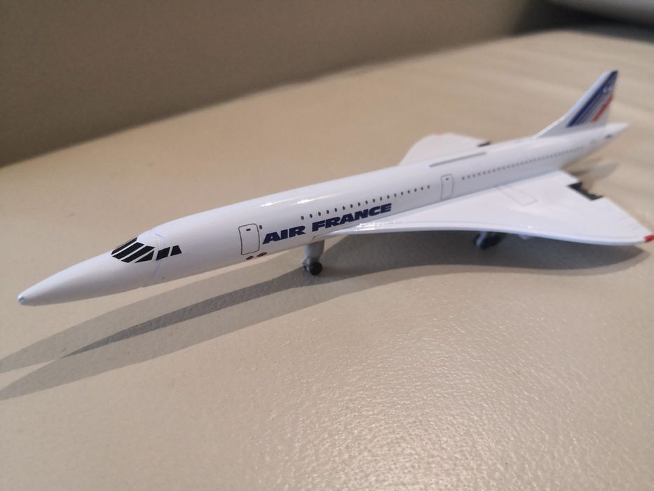 Samolot model samolotu metalowy jak Concorde ok 20cm, posiada kółka.