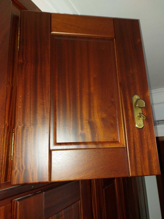 Frente dum armário em madeira maciça a colocar entre paredes